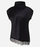 Blusa de crepé con acabado satinado marca Cortelle, sin mangas, con cuello alto, hombros alargados y ruedo asimétrico con detalles de encaje.