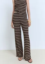 Pantalón de punto marrón con estampado geométrico en color crema, de corte recto y tiro medio, con cintura elástica.