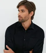 Camisa de manga larga confeccionada en terciopelo de algodón, con cuello clásico, cierre frontal con botones y bolsillo en el pecho.