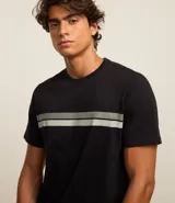 Remera de algodón con cuello redondo, mangas cortas y corte regular. Presenta un diseño con franjas horizontales en tonos contrastantes en la parte superior del pecho.