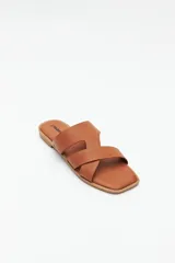 Sandalias plateadas con tiras anchas cruzadas, punta cuadrada y base levemente acolchonada.