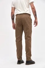 Pantalón chino de gabardina color gris, con corte slim, bolsillos laterales y pretina con elástico.