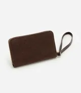 Billetera pequeña Satinato con textura tipo gamuza, cierre metálico superior y correa de mano lateral. Cuenta con placa metálica decorativa en el frente y divisiones internas para organización.
