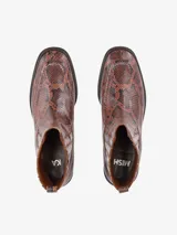 Bota baja de cuero con grabado snake en tonos marrones y negros, punta cuadrada, elásticos laterales y taco bajo de madera.