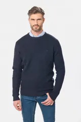 Buzo tejido de punto con estructura, escote redondo y mangas largas. Presenta un diseño clásico y versátil.