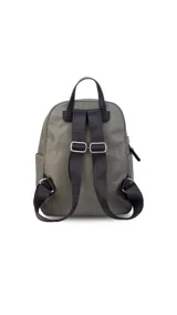 Mochila de nylon color verde oliva, con cierre principal y dos bolsillos frontales con cierre. Tiene correas de hombro ajustables en color negro y asa superior de agarre.