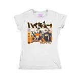 Remera blanca de corte entallado con estampa frontal inspirada en el anime Haikyu, presentando a los personajes del equipo Karasuno en tonos naranja y negro.
