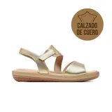 Sandalia plana de cuero color dorado, con tira ancha en la parte delantera, tira cruzada en el empeine con cierre ajustable de velcro y tira en el talón. Base acolchada y suela de goma texturizada.
