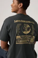 Remera negra de manga corta con estampado gráfico dorado en el pecho, que incluye el logo "Levi Strauss & Co." y la imagen de dos caballos tirando de unos jeans.