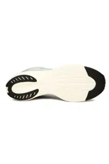 Championes deportivos Fila Magnus para mujer, color gris con detalles en verde lima y celeste. Capellada de malla transpirable, suela amortiguada en color blanco y cordones entrelazados.