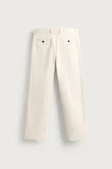 Pantalón straight fit color marrón oscuro, confeccionado en tejido compacto de algodón con estructura twill, bolsillos frontales, bolsillos traseros de vivo con botón y cierre frontal con cremallera y botón.