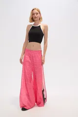 Top cropped de poliamida con diseño color block, corte al cuerpo y cuello redondo a la base con ribete en contraste.