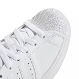 Championes Adidas modelo Superstar, color blanco total, con diseño clásico de puntera de goma y las icónicas tres tiras perforadas en los laterales.