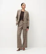 Suéter de punto color azul vibrante, con corte ajustado, cuello redondo y mangas largas. Presenta detalles de nervaduras verticales a lo largo de la prenda que estilizan la silueta.