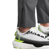 Pantalón de running gris con tecnología UA Storm que repele el agua, tejido elástico y resistente al viento. Cuenta con cintura de punto suave con cordón interior, bolsillos laterales y cremalleras en los tobillos.