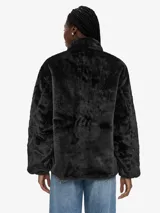 Chaqueta de piel sintética negra, con cuello clásico, cierre frontal de botones y bolsillos delanteros. Presenta etiqueta de la marca Carhartt en el bolsillo del pecho.