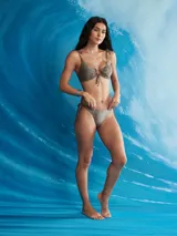 Conjunto de bikini lila con acabado brillante, compuesto por un corpiño con argolla y tiras ajustables para atar en los hombros, y una bombacha colaless con tiras laterales regulables.