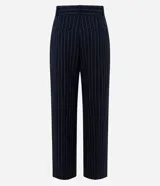 Pantalón de sastrería corte wide leg, color azul marino con estampa de rayas finas. Presenta cintura con pasantes, pinzas frontales y bolsillos traseros.