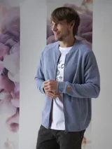 Campera bomber con cierre completo, color azul marino.