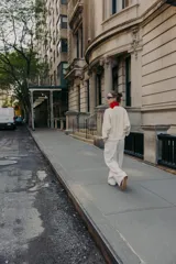 Sudadera de cuello redondo y manga larga, color beige claro, con acabados en rib en cuello, puños y dobladillo.