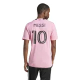 Camiseta de fútbol Adidas del Inter Miami CF, temporada 24/25, en color rosa con detalles en negro. Presenta el escudo del club y el logo de la marca en el pecho, con tecnología Aeroready para absorción de humedad.