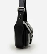 Cartera shoulder mediana Satinato de poliuretano color negro con acabado glossy, formato estructurado, tapa frontal con hebilla decorativa, bolsillos delanteros, asa regulable con hebilla y detalles de herrajes metálicos plateados.
