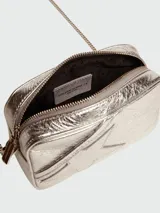 Cartera bandolera Golden Goose modelo Star Bag Mini, color plateado, confeccionada en cuero con textura arrugada y aplique de estrella en el frente.