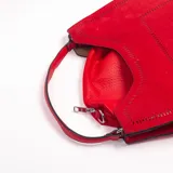 Cartera de mano tipo tote color rojo, con diseño estructurado y detalles perforados en los bordes y costados. Cuenta con una sola asa superior.