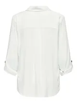 Camisa de viscosa sostenible de manga larga con opción de enrollado, escote en V con cuello camisero, cierre frontal de botones y un bolsillo aplicado en el pecho.