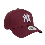 Gorra de béisbol color bordó con logo de los New York Yankees bordado en blanco en el frente y logo de New Era bordado en blanco en el lateral.