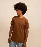 Remera básica de hombre, modelo comfort, confeccionada en media malla de algodón con textura acanalada. Presenta cuello redondo, manga corta y un pequeño detalle de etiqueta en la manga.