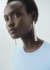 Jersey de punto fino con cuello redondo y manga larga, confeccionado en lana pura con diseño recto.