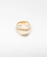 Anillo de metal con relieve y acabado lacado en color beige, de diseño voluminoso e irregular con interior dorado y logo grabado.