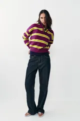 Jersey de punto con diseño de rayas horizontales en colores violeta y verde lima, cuello polo con escote en pico y manga larga con puños ajustados.