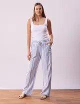 Pantalón de lino de la marca Marissa Olivia, con pretina ancha elastizada y lazo de ajuste. Diseño a rayas verticales en blanco, rojo y azul. Cuenta con bolsillos inclinados en la parte delantera.