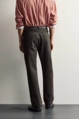 Jeans straight fit de corte recto y tiro medio, confeccionados en denim de algodón con efecto lavado en color marrón oscuro, con diseño clásico de cinco bolsillos y cierre frontal con botonadura.