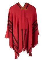 Poncho de tejido de punto con diseño geométrico en colores negro, rojo y beige, con terminaciones de flecos en el ruedo y escote en V.