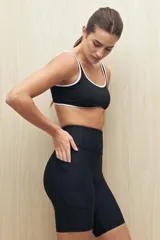 Calza corta deportiva tipo biker negra, de tiro alto, con bolsillos laterales y costuras reforzadas.