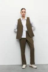 Pantalón sastrero recto color gris oscuro con costuras a lo largo de ambas piernas y cierre invisible en uno de sus laterales.