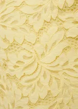 Vestido corto de encaje amarillo, sin mangas y escote strapless.