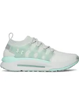 Championes Under Armour modelo Phantom X, de diseño futurista en color blanco con detalles en verde agua. Presentan una parte superior de tejido transpirable, estructura de TPU en el mediopié para soporte y entresuela con amortiguación de espuma reactiva.