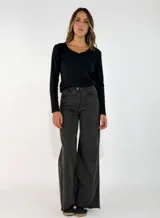 Pantalon de corte recto y tiro medio, confeccionado en gabardina color marrón. Presenta cierre frontal con botón y bolsillos laterales.