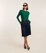 Suéter de punto color marrón, con cuello redondo, manga larga y textura geométrica de losângos.