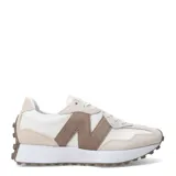 Championes urbanos New Balance modelo 327, en combinación de tonos blanco y marrón, confeccionados en materiales sintéticos y gamuza, con suela de goma con tapones y la característica letra "N" sobredimensionada en el lateral.