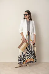 Sobre de mano de rafia con diseño de franjas horizontales en tonos beige y marrón. Incluye lazo de mano y correa para colgar.