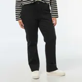 Pantalón negro de denim, corte flare, con bolsillos frontales tipo parche.