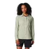 Camisa de senderismo manga larga color verde claro, con cuello clásico, cierre frontal con botones, dos bolsillos frontales con solapa y ventilaciones traseras de malla. Confeccionada en tejido técnico con tecnología de protección solar y absorción de humedad.