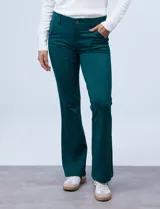 Pantalón negro de pierna ancha, marca Dictionary, confeccionado en tejido elastizado. Presenta pretina con pasadores, botón y cierre. Delantera con bolsillos y trasera con bolsillos simulados.