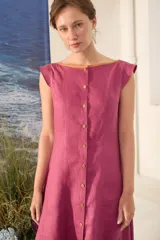 Vestido largo morado de lino con escote bote, sin mangas y abotonadura frontal completa con botones a contratono.