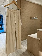 Pantalón de morley color ladrillo, de corte recto con bolsillos laterales.